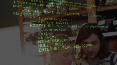 Kod örtüsü zayıflıyor, meslektaşlar tablete yaslanıyor, teknolojik işlevleri araştırıyorlar. Teknoloji, işbirliği, yenilik, dijital, çalışma alanı, modern, analitik