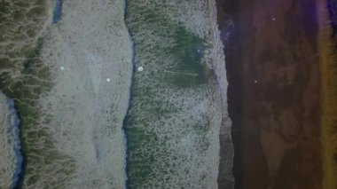 Köpük uçlu sörfler karanın iç kısımlarına doğru ilerlerken lenslerin parlaması ile HUD elementleri kıvılcımlar saçarak ortaya çıkan alanları geri çeker. Deniz manzarası, kıyı şeridi, dijital alarm, fütüristik, manzara, soyutlama, keşif