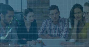 Beş meslektaş bilgisayarı açıp fikir birliğine varırken saydam finansal tablolara ışık tutuyor. Şirket, takım çalışması, analitik, işbirliği, veri görselleştirme, iş dünyası, modern