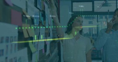 Pembe nota seçen kadın, ekip izlerken proje akışı için animasyon akış okları atıyor. İşbirliği, takım çalışması, planlama, beyin fırtınası, üretkenlik, çalışma alanı, organizasyon