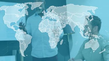 İş toplantısında el kol hareketi yaparak dünya haritasının altıgen verilerle örtüşmesine neden oluyor. Şirket, takım çalışması, analitik, veri görselleştirme, modern, profesyonel, liderlik