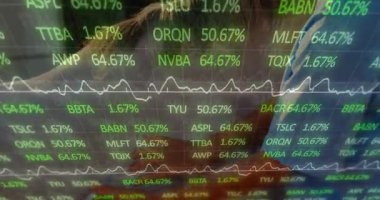 Kadın profesyonel şeffaf dijital ekran araklıyor ve gözden geçirmek için hisse senedi verilerini tazeliyor. Teknoloji, finans, veri görselleştirme, kurumsal, profesyonel, modern, dijital