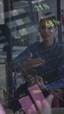 Çeşitli iş adamları üzerinde finansal veri işleme animasyonu. küresel iş, finans, veri işleme ve dijital arayüz kavramı dijital olarak oluşturulmuş video.