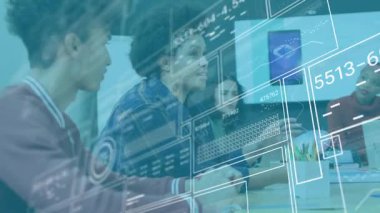 Takım lideri öne eğilip masadaki teknik verileri açıklıyor, şemaları canlandırıyor, akıllı telefonu uzatıyor. İşbirliği, yenilik, dijital, analitik, çalışma alanı, iletişim, teknoloji