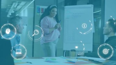 Çizelgeye çubuk grafik çizen yetişkin bir kadın iş toplantısında konsept simgelerinin görünmesine neden oluyor. İşbirliği, takım çalışması, liderlik, veri analizi, yenilik, profesyonel, iletişim