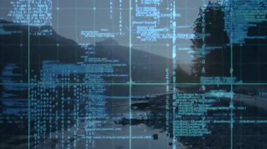 Şebeke nehir kıyılarında belirmeden önce alacakaranlık tutuşu, kod simülasyonu arayüzü. Peyzaj, dijital arayüz, dinginlik, teknoloji, doğa, yenilik, soyut