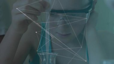 Fen laboratuarında pipeti ayarlayan, yeşil sıvı çizen, ağ kaplaması değiştiren bir kız. Eğitim, yenilik, teknoloji, deney, laboratuvar, kök, merak