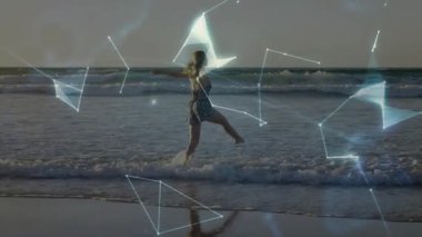 Sörf yapan bir kadın teknoloji gösterisinde dünya ağına bağlanan ışık parçalarını başlatıyor. Deniz manzarası, hareket, dijital, geleceksel, bağlantı, sükunet, zarafet