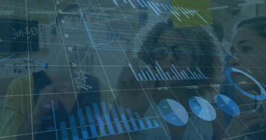 İşletme profesyonelleri bar çizelgesini çizgi döndüren turta grafiklerine göre üç boyutlu ızgara animasyonlarını izliyorlar. Teknoloji, analitik, yenilik, işbirliği, görselleştirme, veri, zeka