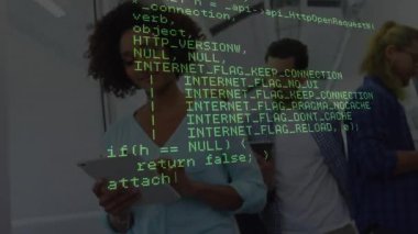 Yeşil kod, teknik ekibin yürümeye başlamasıyla örtüşüyor. Telefon dinleme ekranını kullanarak tablet okuyor. Teknoloji, yenilik, işbirliği, dijital, profesyonel, modern, iletişim