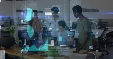 Meslektaşlar fareye tıklıyor ve ölçümleri analiz etmek için teknolojik hologram çizelgeleri yolluyorlar. İşbirliği, teknoloji, analitik, yenilik, dijital, takım çalışması, modern