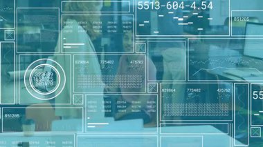 Kadın, erkeğin elini sıkıyor dijital HUD güncellemesi ile teknoloji konuşması açıyor ve akran yazarken güncelliyor. İşbirliği, profesyonellik, dijital arayüz, takım çalışması, modern tasarım, kurumsal iletişim