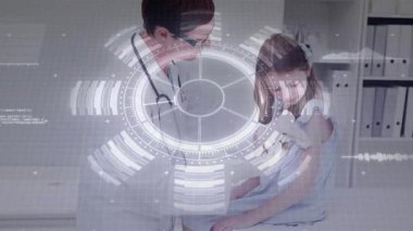 Kadın doktor göğsüne steteskop yerleştiriyor, pediatrik değerlendirme için hologramı çalıştırıyor. Tıbbi, sağlık, tanı, teknoloji, yenilik, pediatrik, profesyonellik
