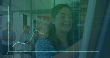 Cam panoda parlayan yeşil çizgi. İş ekibiyle sunucu izleme çizelgesini başlatıyor. Yenilik, takım çalışması, strateji, analitik, şirket, işbirliği, dijital