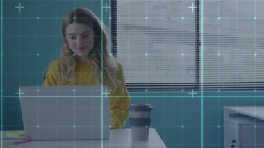 Yapışkan notlara not yazmadan önce dizüstü bilgisayarda yazı yazan ve kılavuz çizgileri oluşturan bir ofis çalışanı. Çalışma alanı, üretkenlik, modern, profesyonel, dijital, yaratıcı, konsantre