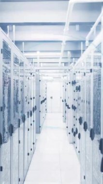 Ağ sunucu odası üzerinden, dairesel tarayıcı işleme engellenmiş ileti verisinin canlandırılması. Veri, güvenlik, dijital arayüz, bağlantı, işlem ve iletişim, dijital olarak oluşturulmuş video.