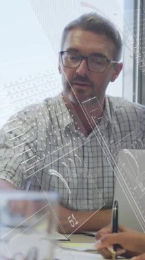 Çemberdeki dünyanın animasyonu, çeşitli iş arkadaşlarının ofiste raporları tartışması. Dijital bileşik, çoklu pozlama, iş, küreselleşme, planlama, takım çalışması ve borsa.