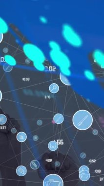 Bağlantı ağı üzerinden veri işleme animasyonu. Dijital olarak oluşturulmuş küresel bağlantılar, bilgisayar ve dijital arayüz kavramı.