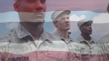 Üniformalı askerler savunma eğitimi sırasında formasyonlarını korurken şeffaf bayrak sallıyorlar. Askeri, disiplin, yoldaşlık, vatanseverlik, profesyonellik, birlik, cesaret