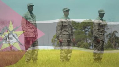 Mozambik bayrağı altında duran askeri birlik soluyor, çizgiler sallanıyor, yeni asker yürüyor, dinleniyor. Vatanseverlik, birlik, disiplin, yoldaşlık, açık hava, doğal, dayanıklılık