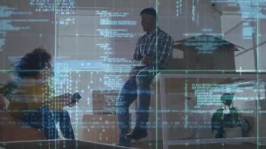 Meslektaşlar akıllı telefonları dinleyip kodları yüklerken aynı zamanda teknoloji ofisinde tableti çapraz kontrol ediyorlar. İşbirliği, yenilik, teknoloji, çalışma alanı, iletişim, başlangıç, modern