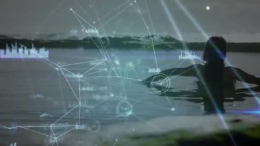 Alacakaranlık gölünden çıkan ve kollarını kaldıran kadın verileri aktifleştiriyor sonra da yüzeyin altında yüzüyor. Dijital, su, dinamik, fütüristik, daldırıcı, dinamik, görselleştirme