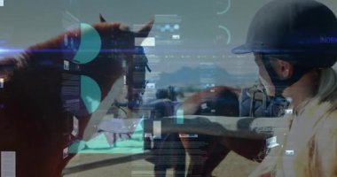 Okul çağındaki çocuk atlara yaklaşıyor ve boynunu okşuyor. Bu arada ikonlar raptiye teftişi eğitimini simgeliyor. Binicilik, at sırtında, açık havada, kırsal alanda, akıl hocalığı, macera, kırsal alanda