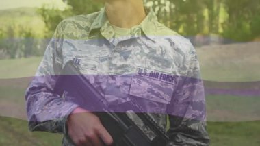 Üniformalı tüfekten askerî eğitim için kafa taraması yapan adama kadar kameralar çalışıyor. Asker, disiplin, açık hava, taktik, eğitim, hassasiyet, hazırlık