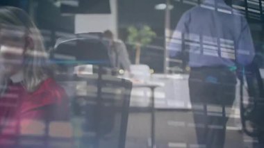 Kamera görüntüsü, akranın geçişi sırasında kadının tablet üzerindeki teknik analizleri üst üste getirdiğini gösteriyor. Profesyonel, işbirliği, dijital, modern, yenilik, çalışma alanı, üretkenlik