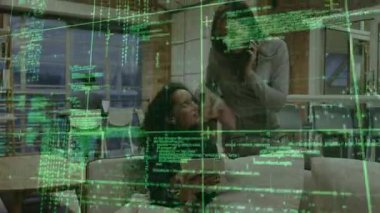 Açılan kod gözden geçirmesini üstüste koy. Dizüstü bilgisayarda oturan ve öne eğilen kadın. İşbirliği, takım çalışması, yenilik, teknoloji, modernlik, profesyonel, iletişim