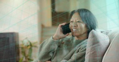 Kıdemli bir kadın telefonla telefon açıp kıkırdamaya başlıyor. Yastığı teknolojik veri örtüsüyle ayarlıyor. Yaşlılar, iletişim, sağlık, modern, konfor, farkındalık, dijital