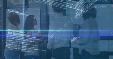 İş adamları duvarlara çizelge monte ediyor ve planlanan verileri gözden geçiriyorlar. İç görü gösteren animasyonlu grafikler. İşbirliği, takım çalışması, yenilik, strateji, modern, beyin geliştirme, veri analizi