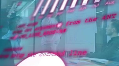 Kadın sunucu çizelgesi ile ofis toplantısı, pembe kod kaplaması, akıllı telefon. İş, takım çalışması, veri görselleştirme, kurumsal, modern, profesyonel, işbirliği