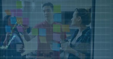 Cam duvardan takım soyuluyor, yükselen grafiği etkinleştiriyor veri incelemesi sırasında% etiketlerle birlikte kayboluyor. İşbirliği, beyin fırtınası, veri analizi, modernlik, takım çalışması, görselleştirme, verimlilik