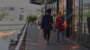 Animasyon müzisyenleri mikrofona tıngırdayan gitarları yerleştirirken çift gezinti güvertesinde yürüyor. Kentsel, yaşam tarzı, çağdaş, eğlence, sokak, uyum, bağlantı