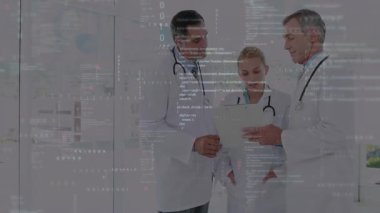 İki doktor, klinik inceleme için canlandırma çizelgesini aktif hale getiren hemşire dosyası alıyor. Tıbbi ekip, sağlık hizmetleri, profesyonel işbirliği, klinik çevre, hastane