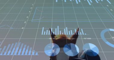 Kardeşler atı okşarken yakınlaşan kamerayı çalıştırmak için veri canlandırma grafikleri. Hayvan, çocuklar, açık hava, teknoloji, eğitim, uyum, modern