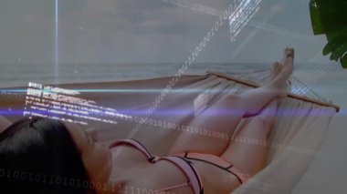 Sahne değişirken hamakta uzanan bir kadın... akış kodu ve okyanusu teknolojiyle çevreleyen ışınlar. Serenity, relaxation, digital, futuristic, sükunet, nature, technology