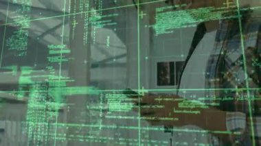 Programcı akıllı telefonu kaydırıyor ve kod incelemesi için cam panel güncellemesinde kod kaplamasına neden oluyor. Gelecekçi, teknoloji, yenilik, dijital, siber güvenlik, çalışma alanı, şık