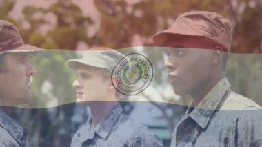 Askeri tatbikatta duran üç asker, bayrağın üstünde sağ taraftaki askerin bayrağını selamlıyor. Devriye, disiplin, vatanseverlik, birlik, tören, gurur, açık hava