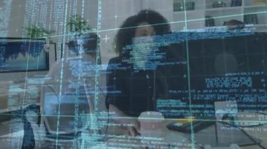 Yazılım geliştiricisi, programlama görevi için üst üste dizilen kod olarak teknoloji ofisinde yazıyor. Teknoloji, yenilik, takım çalışması, üretkenlik, modern, dijital, işbirliği