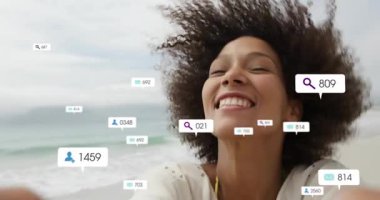 Yaratıcı kumsalda akıllı telefon yetiştiriyor sosyal medya ölçümlerini çağırıyor ve katılım artışını gösteriyor. Seyahat, açık hava, boş zaman, yaşam tarzı, dijital, modern, gündelik