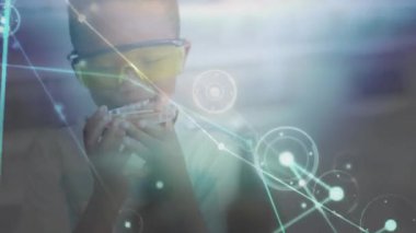 Dijital ağ grafikleri, kılavuz çocuğun BTMM için şeffaf kase koklaması ve yudumlamasında kayboluyor. Teknoloji, yenilik, merak, deney, bilim, öğrenme, eğitim