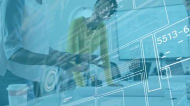 İki meslektaşın basılı planlara işaret ettiği iş sunumu için veri kaplaması canlandırılıyor. İşbirliği, takım çalışması, veri görselleştirme, profesyonel, kurumsal, dijital arayüz, modern ofis