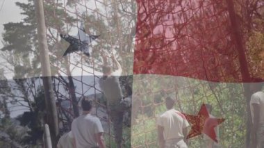 Askeri stajyer ulusal bayrak kaplamalı kırmızı kargo ağı eğitimine ses işaretleriyle cevap veriyor. Macera, takım ruhu, dayanıklılık, açık hava, dayanıklı, disiplinli, atletik