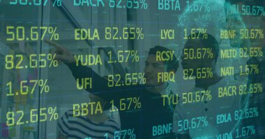 Analiz ekibi ofisteki şeffaf ekrandaki finansal yüzdeleri analiz ediyor. Yapışkan notlar, kodlar. İş, işbirliği, teknoloji, veri, yenilik, takım çalışması, strateji