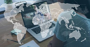 Oturan adam mavi tişörtlü video ile ofisi arıyor. Dizüstü bilgisayarı haritanın altında, kopyalama alanı altında. Profesyonel, çalışma alanı, dijital, iletişim, teknoloji, işbirliği, ağ