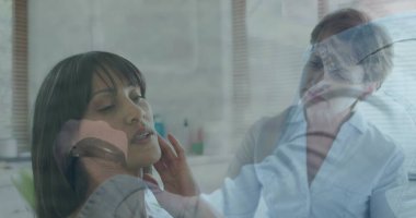 Laboratuvar önlüğü giymiş bir doktor otoskop ve malzemelerle hasta kulağını muayene ediyor. Sağlık, sağlık, teşhis, klinik, profesyonel, klinik, sağlık