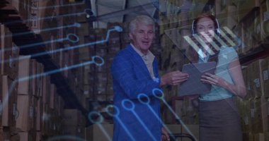 Depo koridorundaki tablete danışmanlık yapan depo çalışanlarına holografik kaplama gösteriliyor. Teknoloji, takım çalışması, lojistik, veri, yenilik, sanayi, dijital