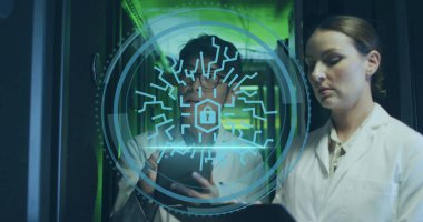 Laboratuvar önlüklü iki teknisyen sanal arayüzle veri merkezi koridorunda tablet analiz ediyor. Teknoloji, siber güvenlik, veri, o, dijital, yenilik, profesyonel